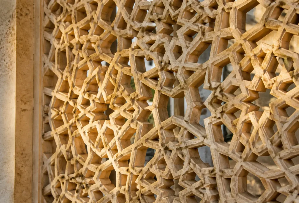 أقواس وزخارف هندسية في الحجر