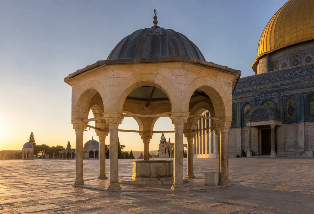 قبة السلسلة قرب قبة الصخرة
