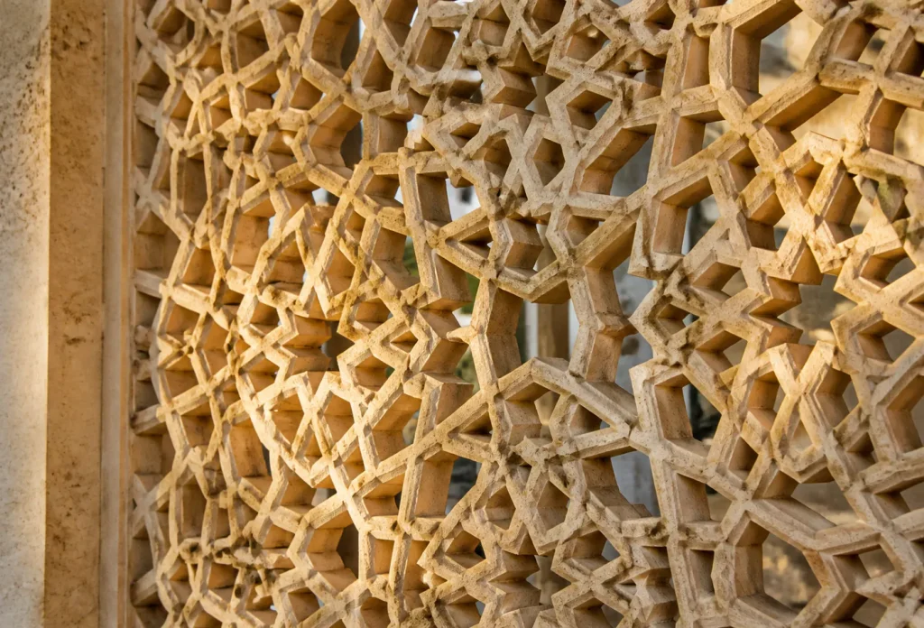 زخرفة هندسية إسلامية محفورة في الحجر
